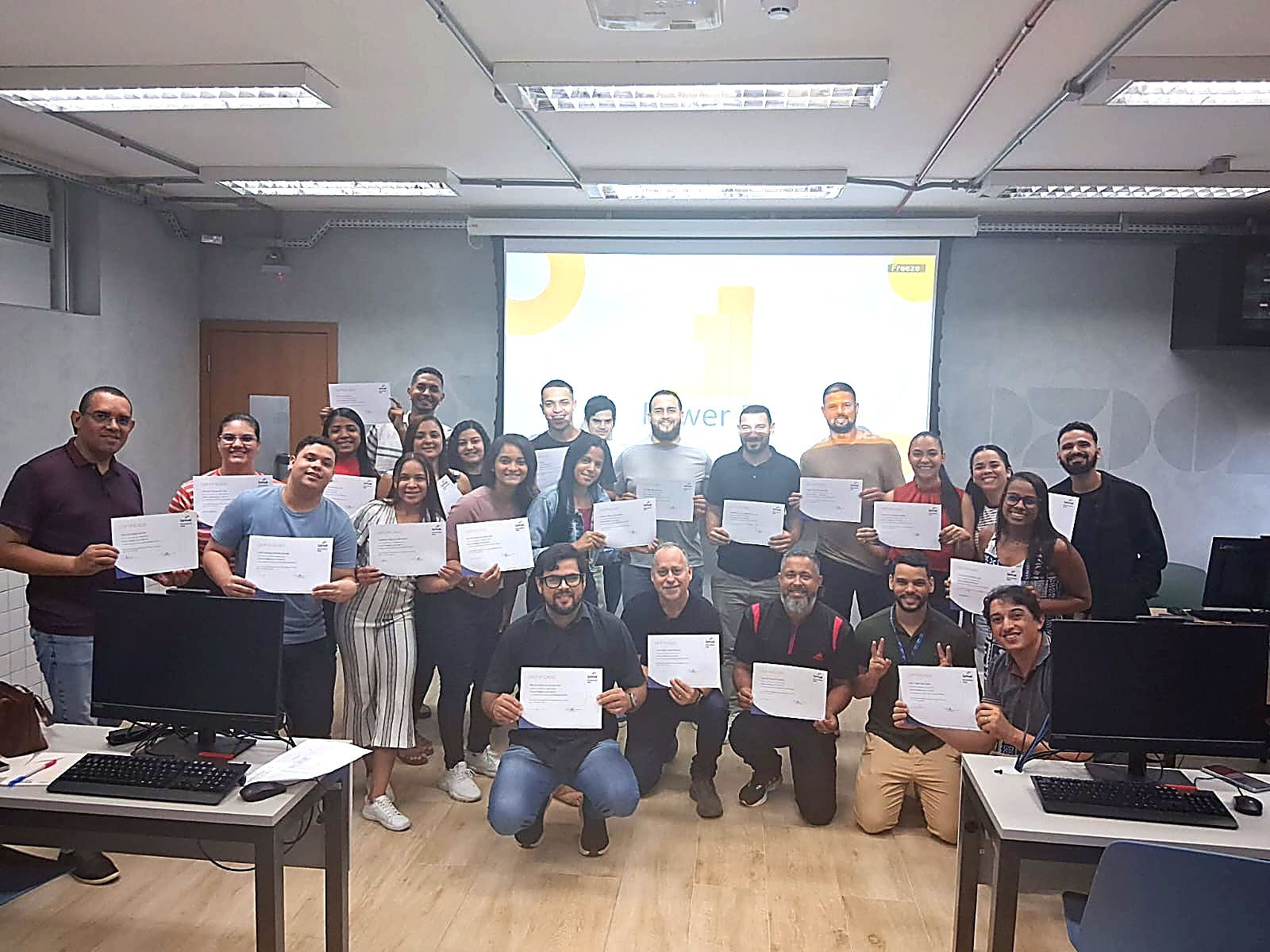 Turma de alunos formados com certificados em sala de aula