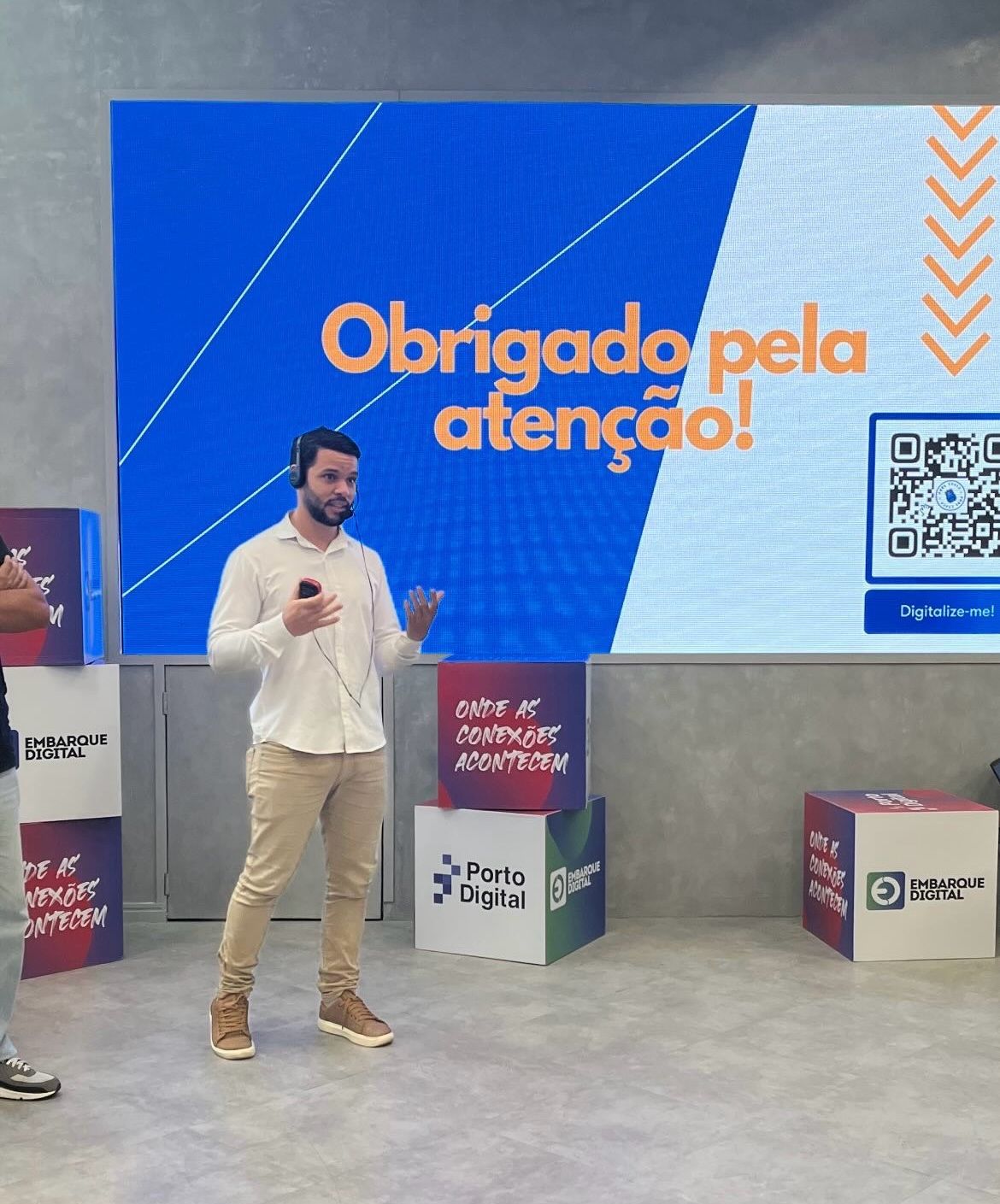 Matheus Eloim conduzindo apresentação em evento de tecnologia